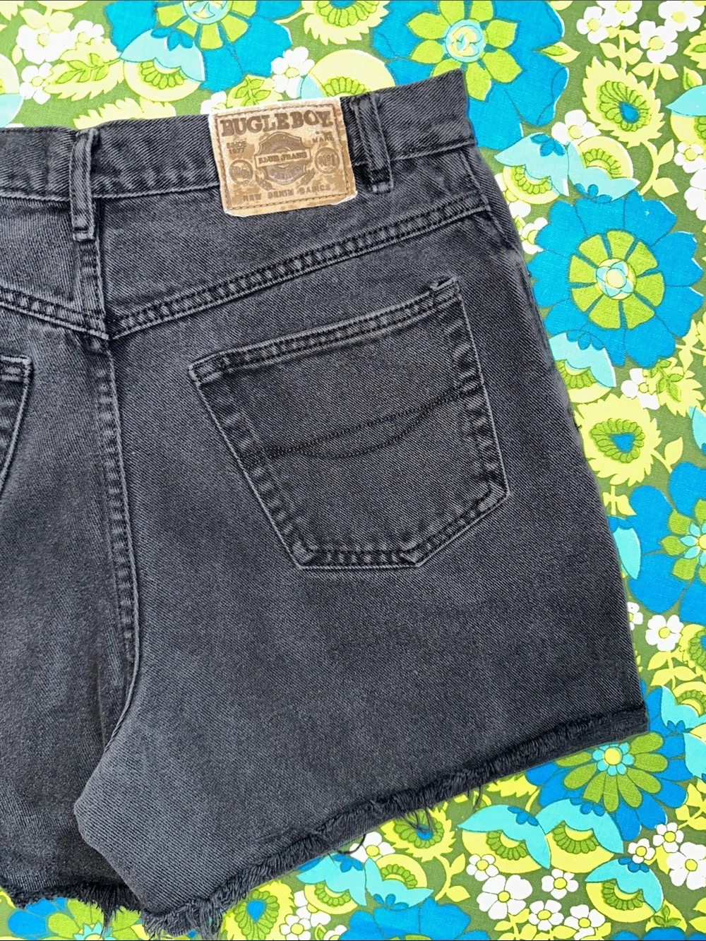 Bugle Boy y2k 90s Black High waist Denim Shorts frayed 12 paint splattered